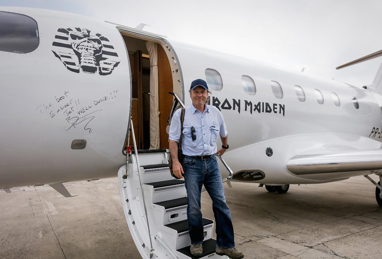 Vocalista do Iron Maiden, Bruce Dickinson foi conhecer o Legacy 500 da Embraer, e foi surpreendido com customização do avião