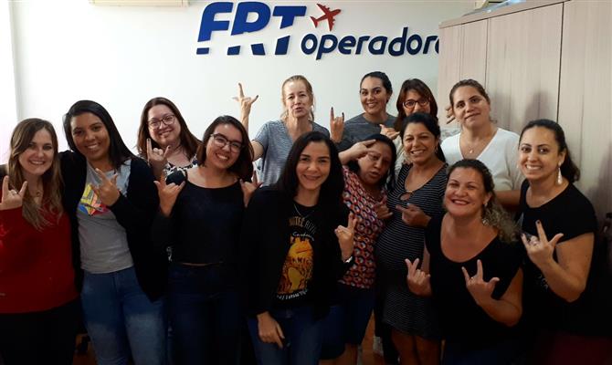 Glaucia, ao centro, com a equipe de vendas da FRT de Porto Alegre
