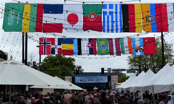 Larimer Square enfeitada com as bandeiras de países participantes da IPW 2018