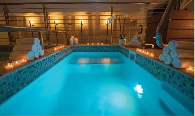 A piscina do luxuoso Esencia Wellness Spa