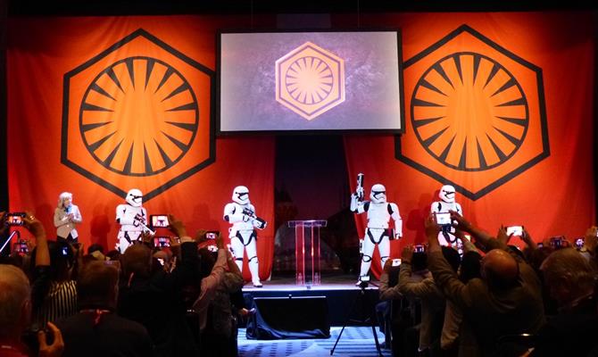 Lynn Clark, à esquerda, levou os Storm Troopers para divulgar Star Wars Galaxy's Edge, que será aberta na Disneyland, na Califórnia, no verão de 2019