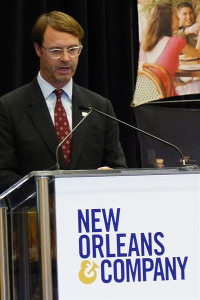 O vice-presidente de Comunicação e Relações Públicas, Kristian Sonnier, e o novo logo da New Orleans & Co