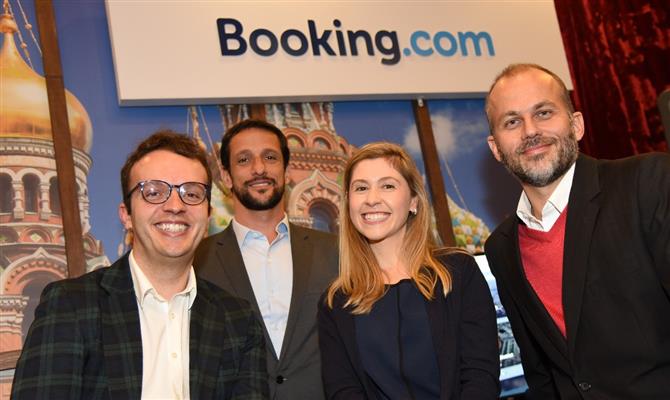 Luiz Cegato, da Booking.com, Juliano Belletti, Maria Izabel Leme, da Booking, e Eric Klug, do Museu do Futebol
