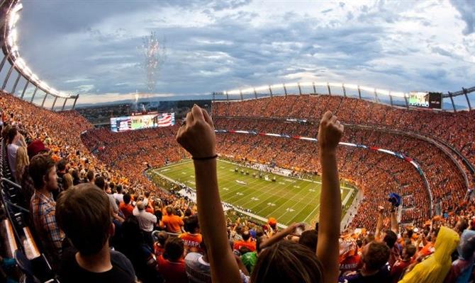 Equipes esportivas de Denver, como os Broncos (NFL), atraem visitantes aos jogos da liga norte-americana de futebol americano