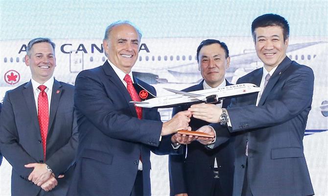 Craig Landry e Calin Rovinescu, da Air Canada, com Jianjiang Cai e Zhiyong Song, da Air China