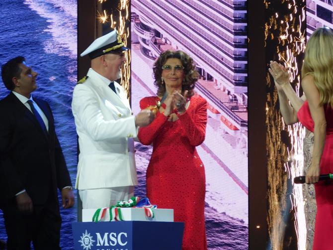 O comandante do Seaview, Pier Paolo Scala, e a atriz e embaixadora da MSC, Sophia Loren