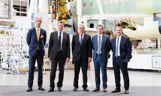 Klaus Richter, da Airbus, Klaus Röwe, chefe do programa A320-Family, Frank Horch, senador, Guillaume Faury, presidente da Airbus Commercial Aircraft, e Olaf Lawrenz, chefe de Linha de Montagem Final