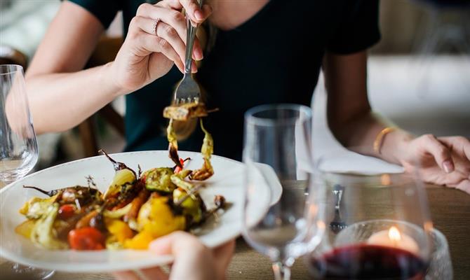 Visitar restaurantes ganha a preferência da maioria dos viajantes corporativos em suas atividades no destino