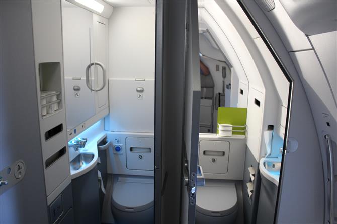 Redução de espaço dos banheiros a bordo tem ligação direta com a receita financeira das aéreas