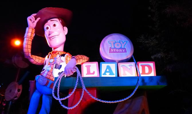 Um iluminado Woody dá as boas vindas aos visitantes de Toy Story Land