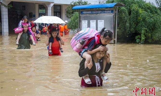 Alunos são evacuados de escola em Sichuan após inundação