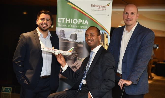 Raphael de Lucca e Girum Abebe, da Ethiopian Airlines, e Marcelo Kaiser, da Aviareps, representante da companhia aérea no Brasil