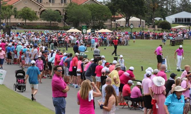 O público aglomera-se para ver Tiger Woods treinando (no centro com camisa vermelha)
