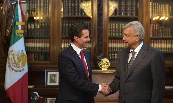 Pena Nieto (à esquerda) e López Obrador iniciaram processo de transição presidencial