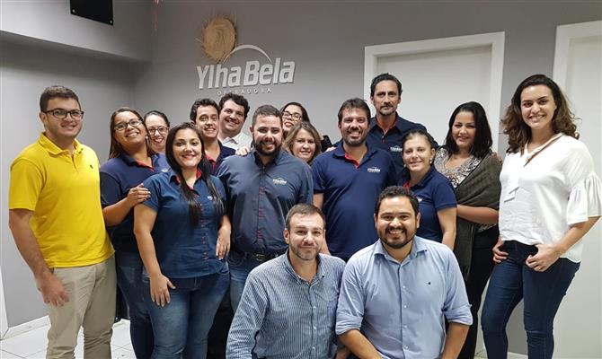 A equipe da nova filial da Ylha Bela no Rio de Janeiro, com Marcos (agachado à esquerda)