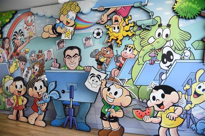 Um mural com alguns dos muitos personagens criados por Mauricio