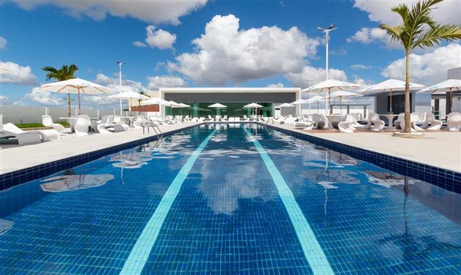 O meio de hospedagem conta com piscina, área de lazer, estacionamento e restaurante