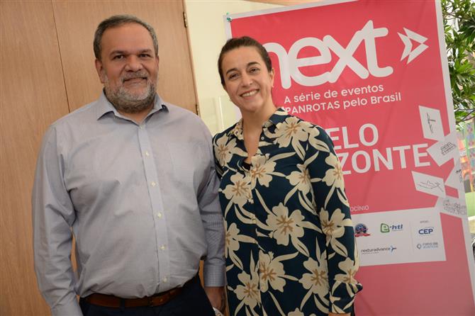 Artur Andrade e Simone Lara, ambos da PANROTAS, recepcionam os participantes na estreia do evento em Belo Horizonte