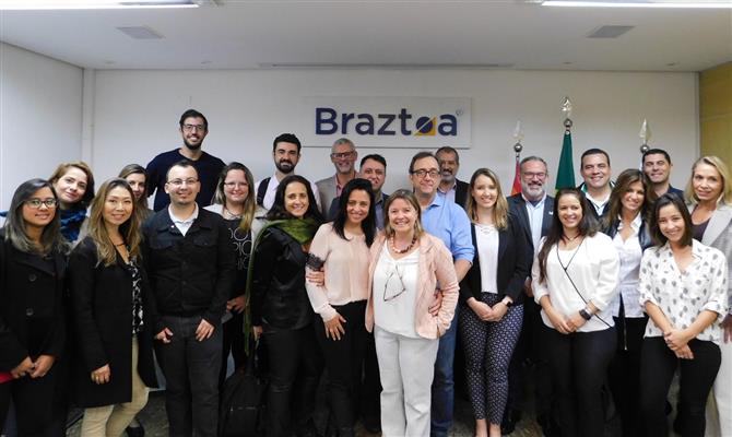 Profissionais do Turismo com representantes da Câmara LGBT e IGLTA após bate-papo na sede da Braztoa, em São Paulo