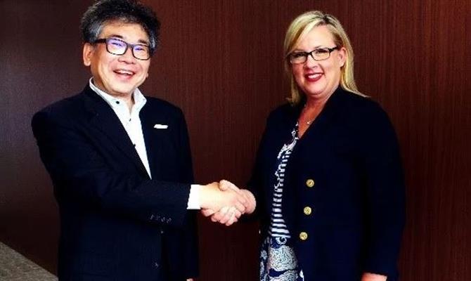 Tadashi Machida, diretor da JTB, com Karin Wendel, vice-presidente de Estratégia e Soluções Globais da CWT Meetings & Events
