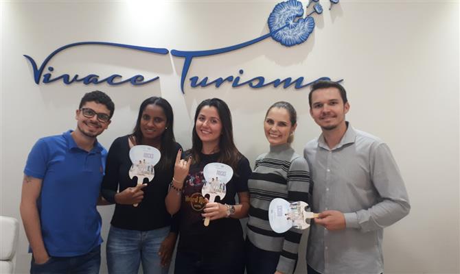 Jessica (ao centro), com Iury Barbosa,  Vanessa, Mariana e  Angelo Zator, da Vivace Turismo