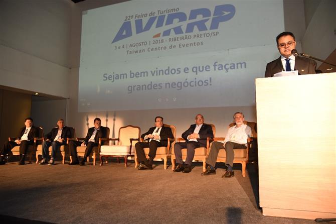 Francisco de Assis Leite, presidente da Avirrp, discursa durante abertura da feira