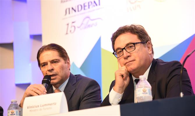 Alain Baldacci, presidente do Sindepat, com o ministro do Turismo, Vinicius Lummertz, durante abertura do Industry Showcase & Tabletop Networking