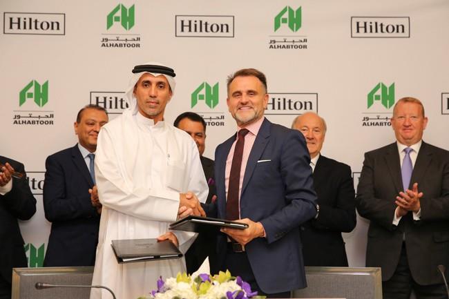 Mohammed Al Habtoor, vice-presidente e CEO do grupo Al Habtoor, e Ian Carter, presidente de desenvolvimento global, arquitetura, design e construção da Hilton