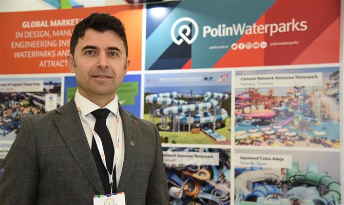 Gerente global de Vendas da Polin Waterparks, Ahmet Sumer fala sobre os produtos para navios durante evento da Sindepat