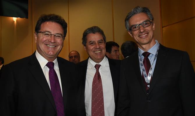 Vinicius Lummertz (Ministério do Turismo), Luiz Eduardo Falco (CVC) e Marco Ferraz (Clia Brasil)