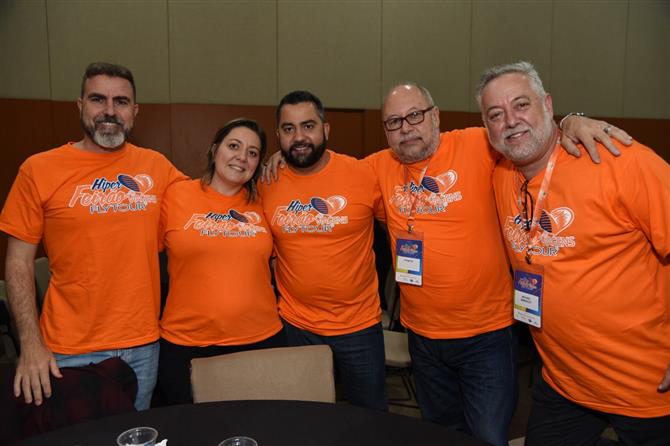 A equipe da Flytour MMT, composta por: Emerson Amaral, Ana Paula Scomparini, Ricardo Cáceres, Ronaldo Faria e Michael Barkoczy