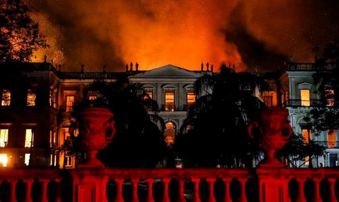 Prédio histórico foi devastado pelo fogo