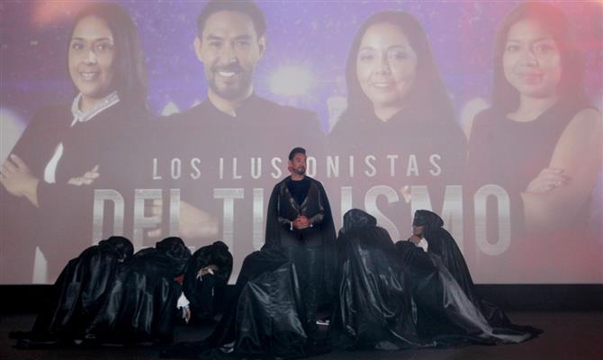 Leonel Reyes inicia sua apresentação como um mágico, junto com sua equipe