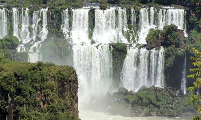 Foz do Iguaçu, no Paraná, é um dos principais destinos turísticos do Brasil
