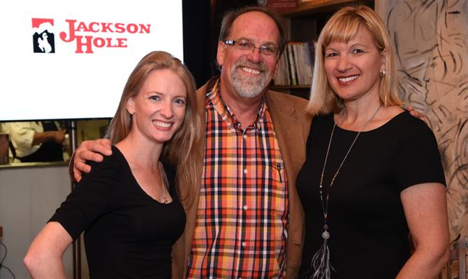 Kate Brown, do Noble House Hotels, e  Kent Elliot, diretor global de Vendas da Câmara de Comércio de Jackson Hole, com Julianne