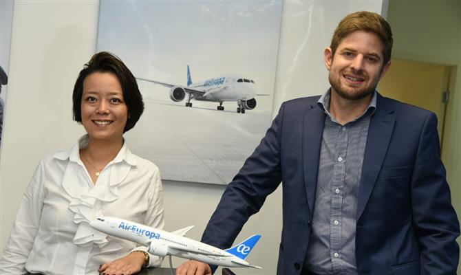 Nova gerente comercial da Air Europa, Claudia Shishido, e novo diretor da companhia no Brasil, Gonzalo Romero