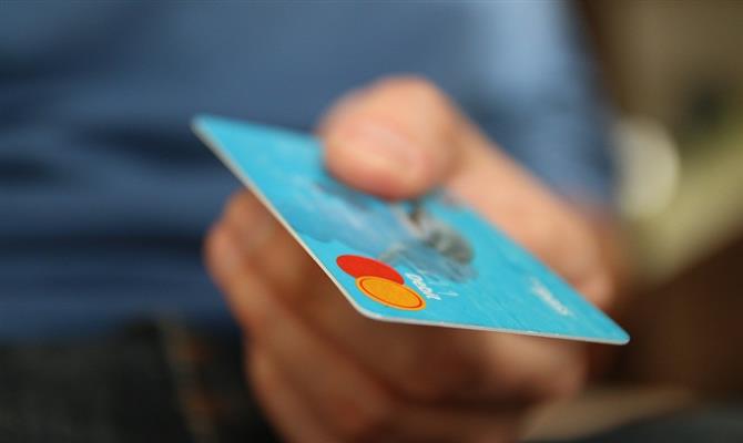 Cartões perdem espaço para novas formas de pagamento