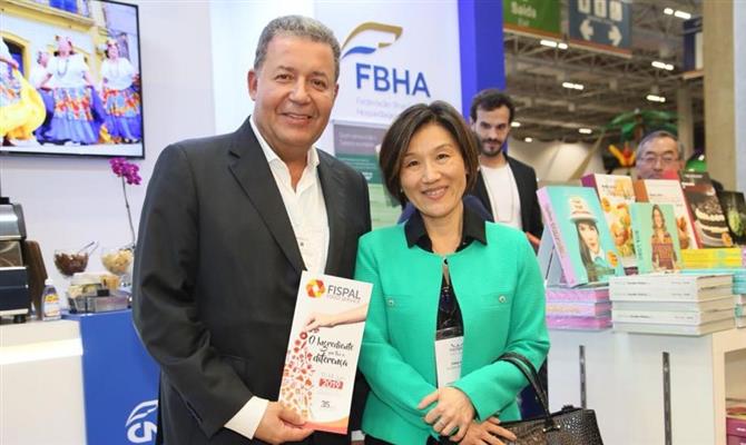 O presidente da FBHA, Alexandre Sampaio, e a diretora da Informa Global Exhibitions, Clélia Iwaki, no Equipotel de 2018