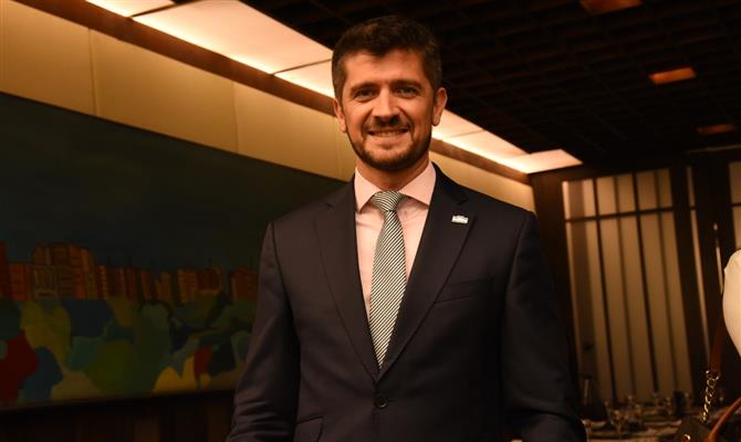 Sebastián Giobellina, ministro de Turismo de Tucumán, comemora sucesso de voo para São Paulo, mas quer entrar no portfólio das operadoras