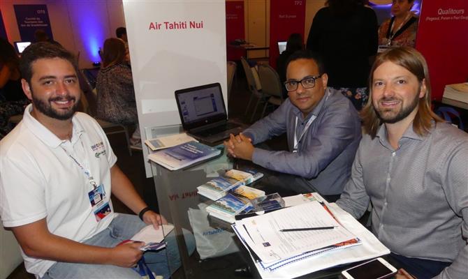 Gabriel Cordeiro, da BWT Operadora, com Josué Silva e Thomas Rebergue, da Air Tahiti Nui, durante reuniões pré-agendadas