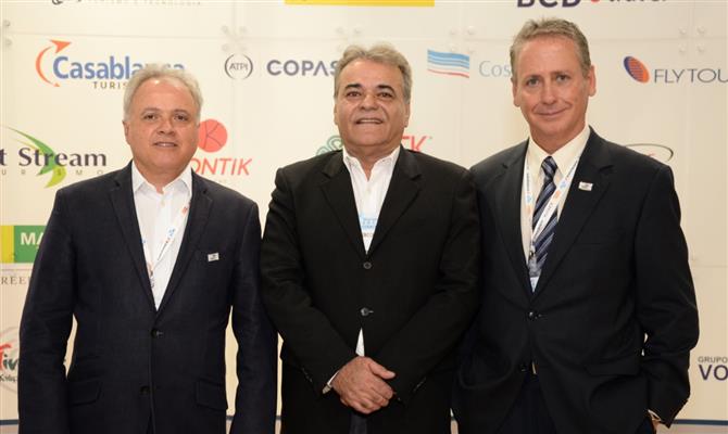 O novo diretor executivo da Abracorp, Antonio Carbone, entre Carlos Prado e Luís Vabo (ambos da Abracorp)