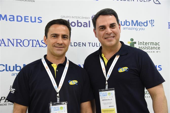 Rogério Mendes, diretor do canal Agências Multimarcas da CVC Corp, e Emerson Belan, diretor da CVC Operadora. Juntos e próximos do agente multimarcas