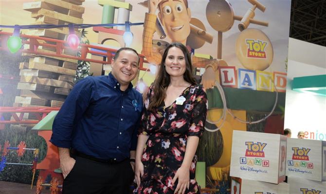 Luiz Araújo e Gabriela Delai, da Disney, vão tirar dúvidas dos agentes e treinar os operadores select