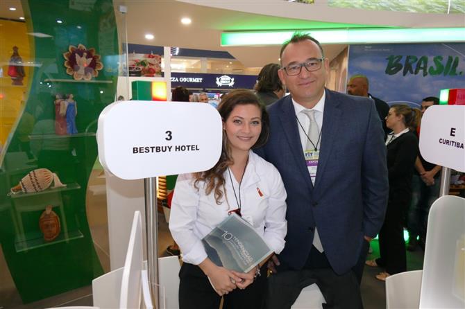 Juliana Balancin, gerente de Desenvolvimento de Negócios da Bestbuy Hotel, e Victor van Oorschot, CEO da empresa