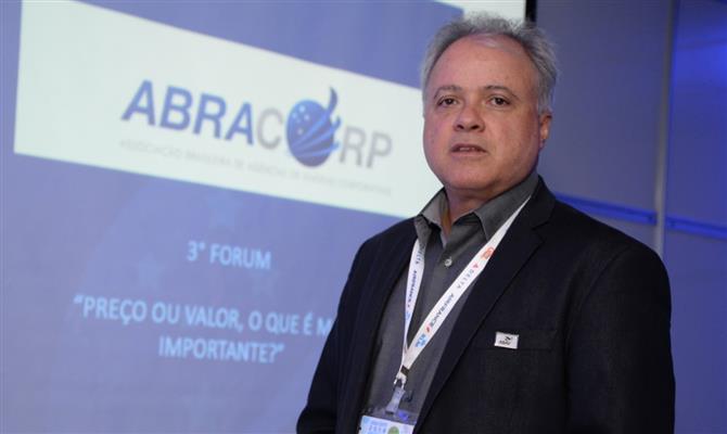 Carlos Prado, presidente do Conselho de Administração da Abracorp, protesta contra decisão da Air China