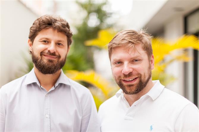 O CEO Lukasz Gieranczyk e Jaroslaw Piasecki, sócios da Quero Passagem