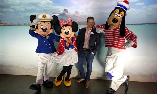 Jonathan Frontado com seus amigos Minnie e Pateta e o chefe Mickey