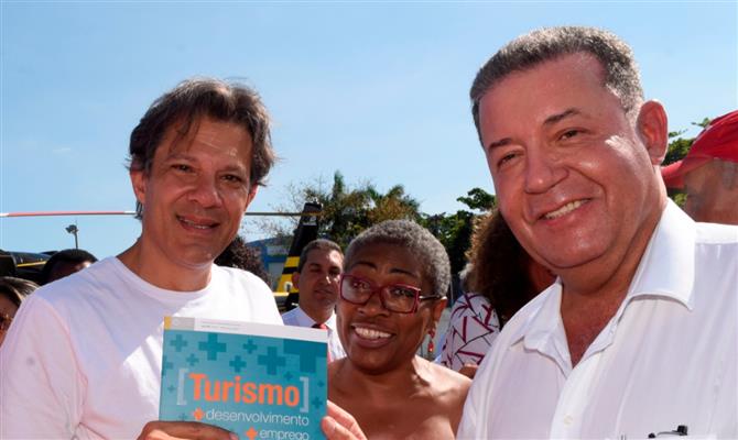 Candidado do PT recebe material no Rio de Janeiro