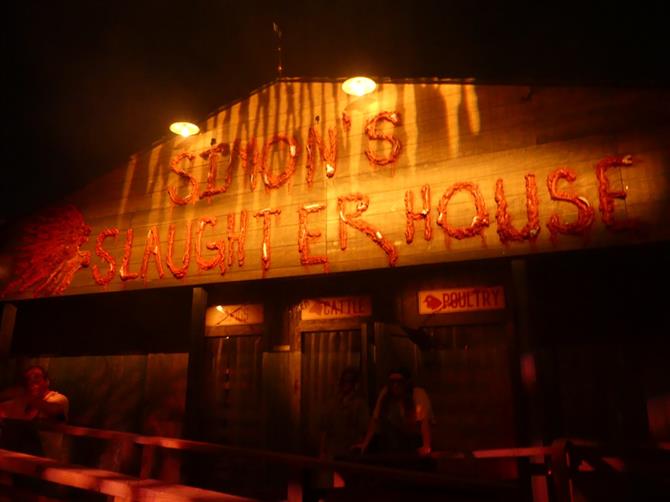A Simon's Slaughter House também foi inaugurada neste ano; lá o que se sobressai são os detalhes explícitos de cenas sangrentas