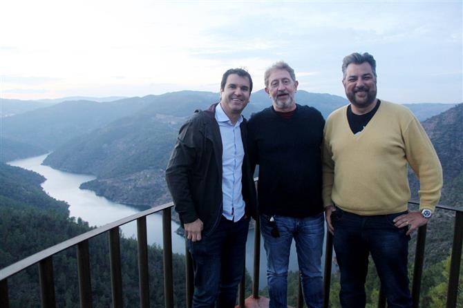 Arnaldo Levandowski, da MGM, Marcelo Cusnir, da New Age, e Roberto Nedelciu, da Raidho Viagens e Braztoa, no mirante do rio Tua, dentro do Parque Natural Regional do Tua, norte de Portugal